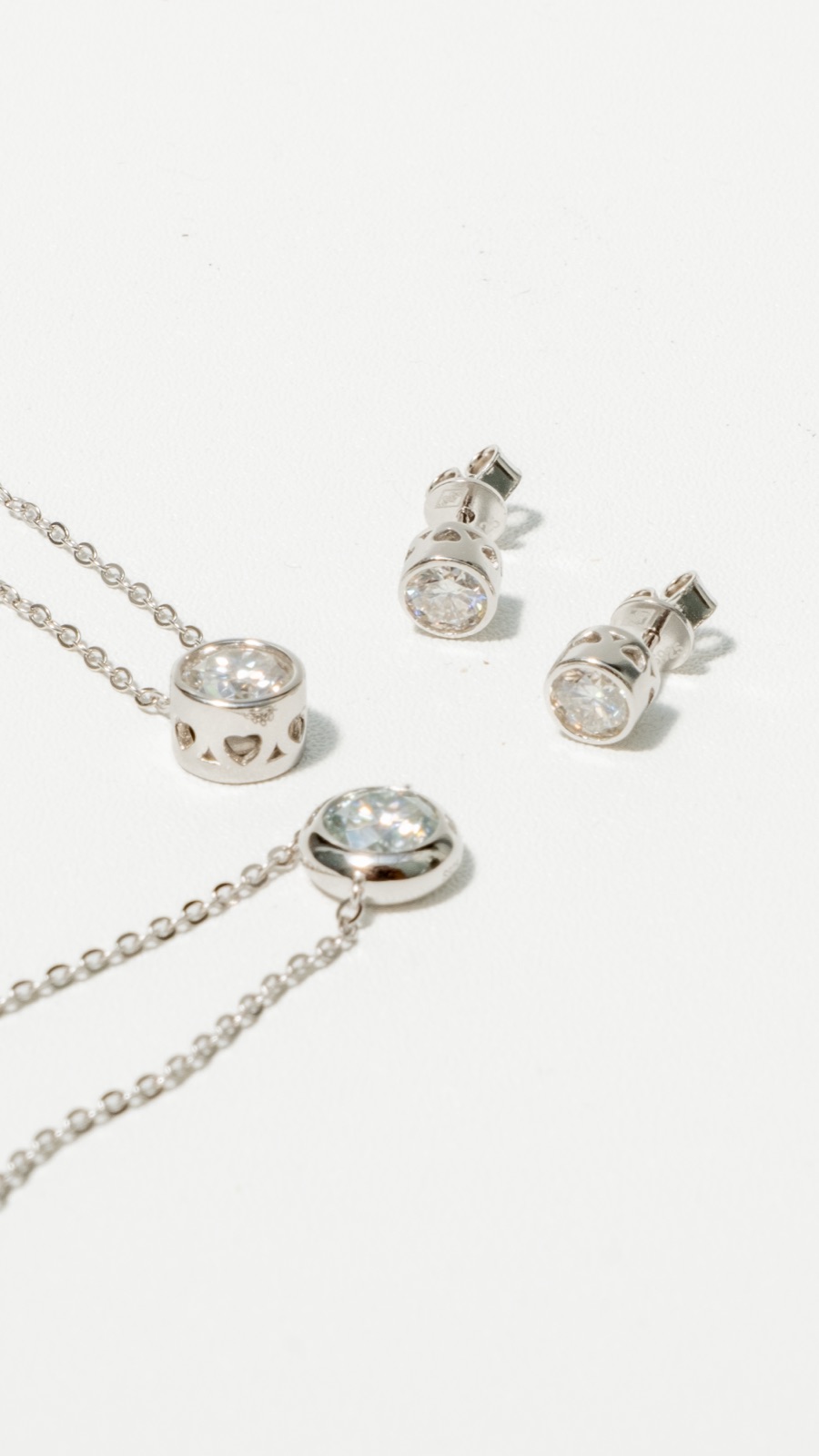 Full bezel set flat lay